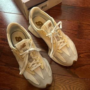 LIKE NEW • NEW BALANCE 327 SNEAKERS